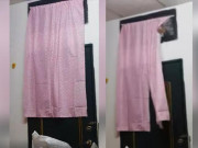 Tin tức - Thuê nhà mới nhưng thấy chó sủa dữ dội, cặp đôi phát hiện điều kinh hoàng trên cửa sổ