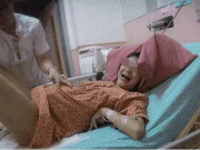 Bà bầu - Bức ảnh bác sĩ cho tay vào “vùng kín” sản phụ khiến nghìn chị em giật mình