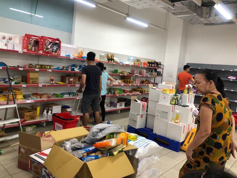 canh tuong con sot lai tai sieu thi auchan: khach than nhien khui do an, tranh cuop hang hoa - 12