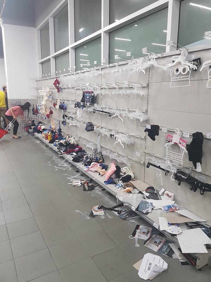 canh tuong con sot lai tai sieu thi auchan: khach than nhien khui do an, tranh cuop hang hoa - 1