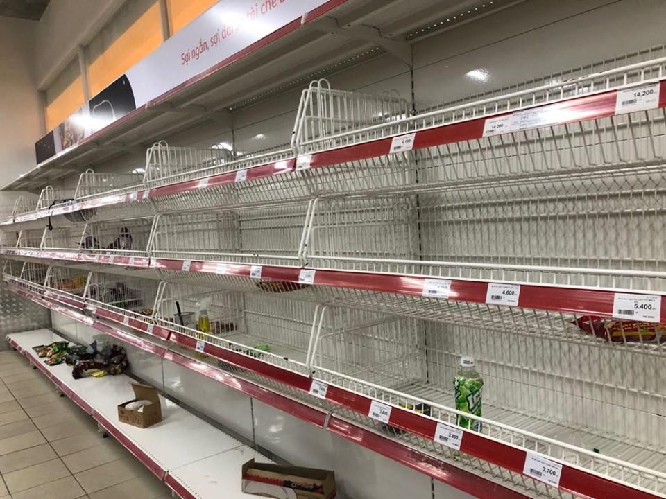 canh tuong con sot lai tai sieu thi auchan: khach than nhien khui do an, tranh cuop hang hoa - 11