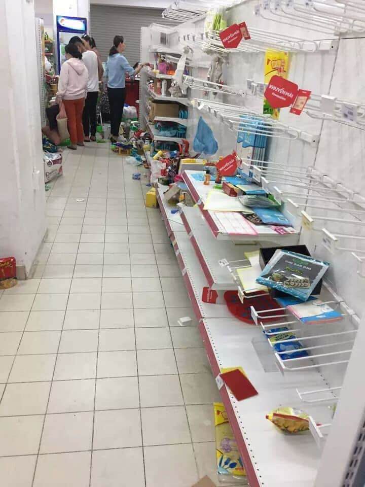 canh tuong con sot lai tai sieu thi auchan: khach than nhien khui do an, tranh cuop hang hoa - 2