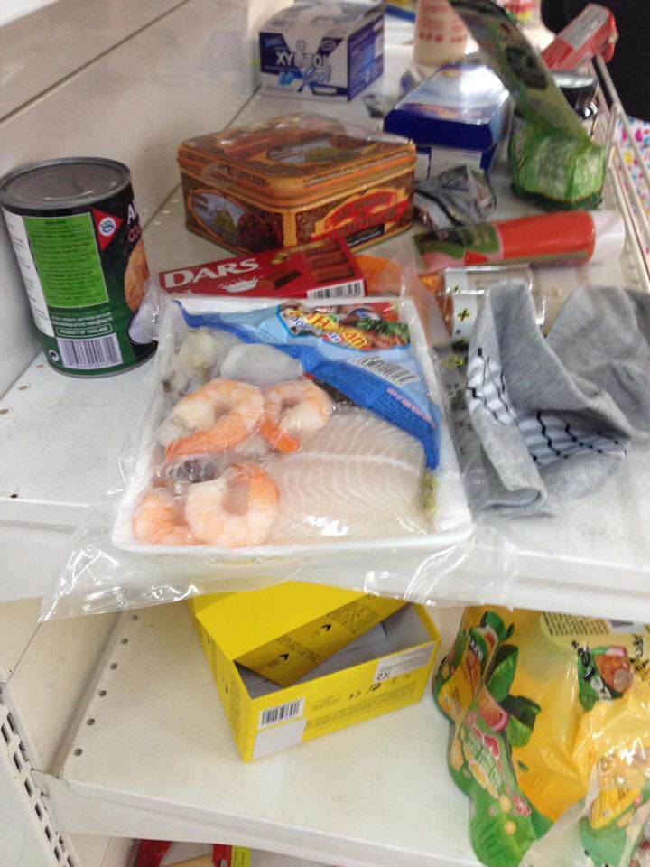 canh tuong con sot lai tai sieu thi auchan: khach than nhien khui do an, tranh cuop hang hoa - 3