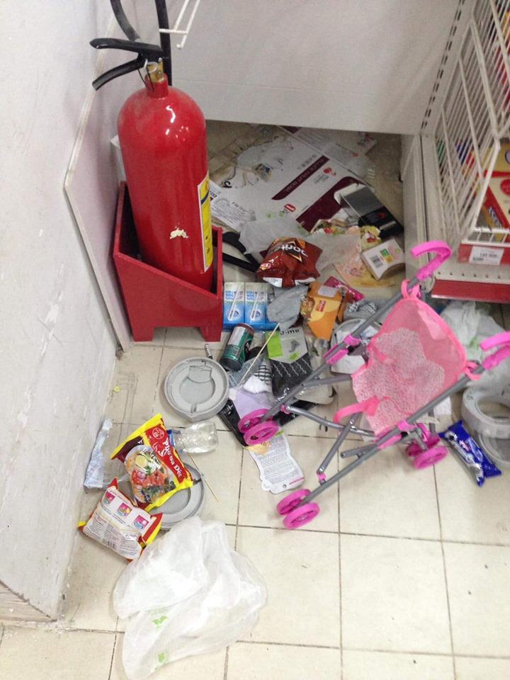 canh tuong con sot lai tai sieu thi auchan: khach than nhien khui do an, tranh cuop hang hoa - 5
