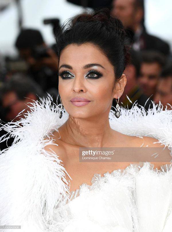 Ngôi sao 24/7: amp;#34;Gái một conamp;#34; khoe ngực tại Cannes nhưng phản ứng của phóng viên mới gây sốt - 5