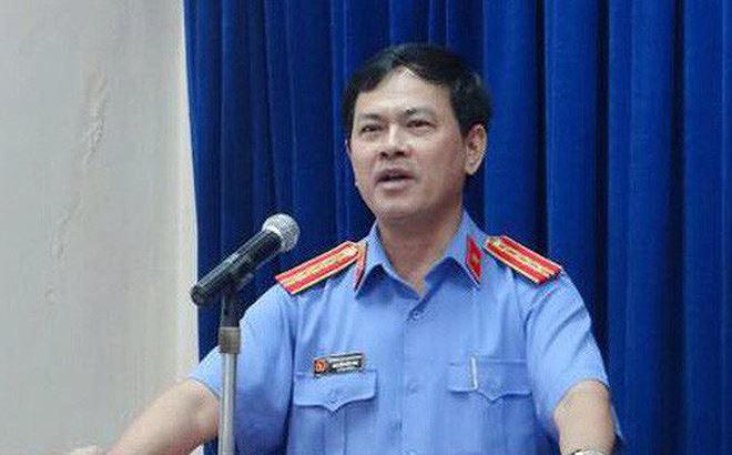 tin bat ngo vu cuu pho vien truong vksnd 'nung' be gai trong thang may - 1