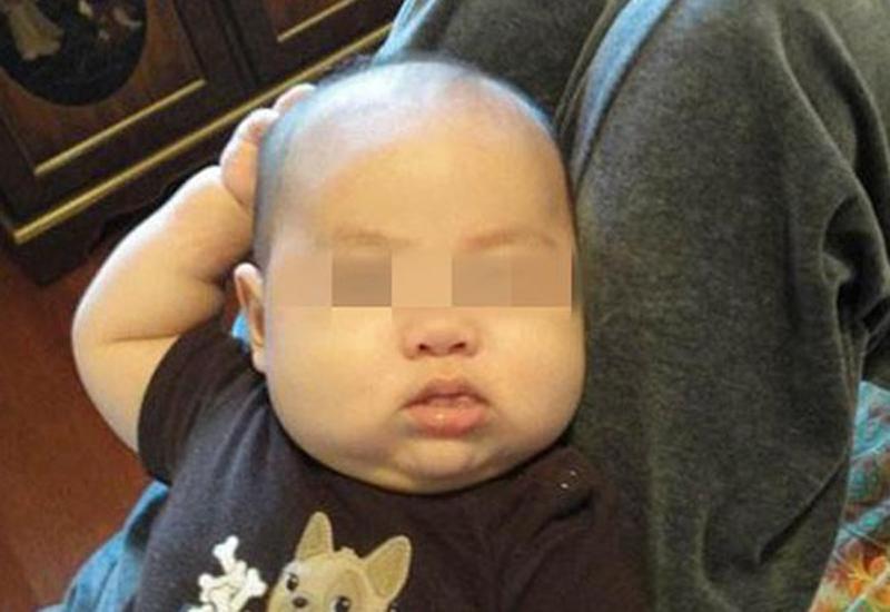 Trẻ sơ sinh ngủ nhưng liên tục cho tay lên gãi đầu là thể hiện sự khó chịu, bứt rứt trong người bé.
