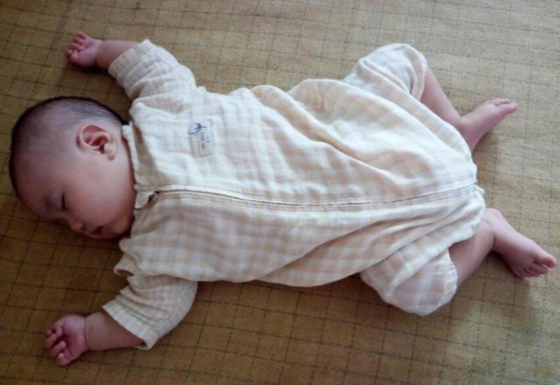 Theo khảo sát khoảng 350 em bé có sức khỏe và phát triển bình thường, trẻ thích nằm ngửa dang rộng tay chân có chỉ số trí thông minh cực cao.
