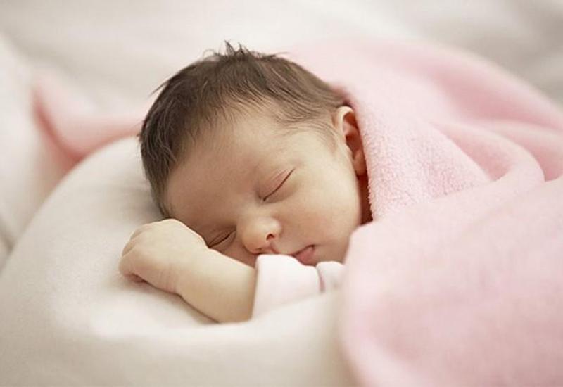 Theo nghiên cứu của một số chuyên gia sức khỏe nhi khoa, có một số tư thế ngủ ở trẻ sơ sinh cho thấy bé là đứa trẻ rất thông minh.

