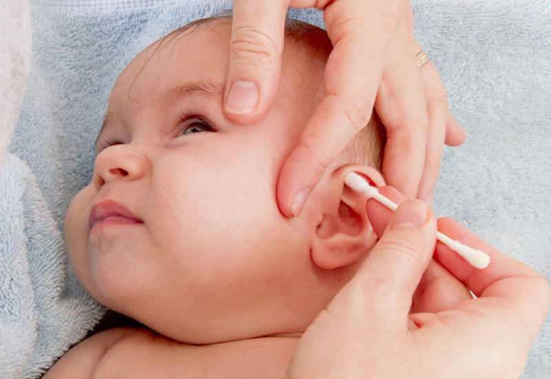 Bác sĩ cho rằng, những biểu hiện gãi đầu, cho tay sờ tai thể hiện bé đang khó chịu do viêm hoặc nhiễm trùng tai.
