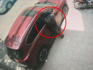Thanh niên bịt kín mặt, táo tợn đập kính ô tô trộm đồ trong tích tắc