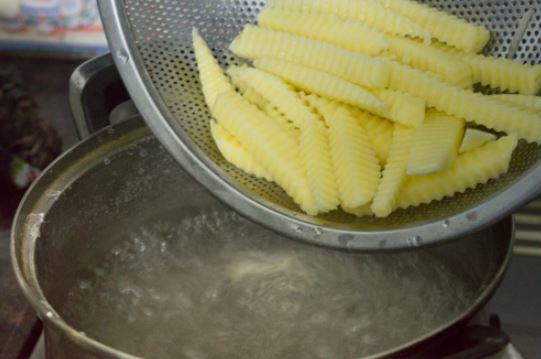 4 cách làm khoai tây chiên giòn ngon tại nhà ai cũng thích mê - 4