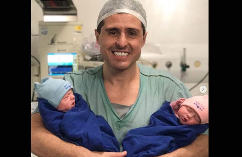 Tài khoản mạng xã hội của bác sĩ Rodrigo sở hữu hơn 400.000 người theo dõi bởi ông thường xuyên đăng tải những khoảng khắc ngộ nghĩnh của thai nhi, em bé trong quá trình sinh nở.
