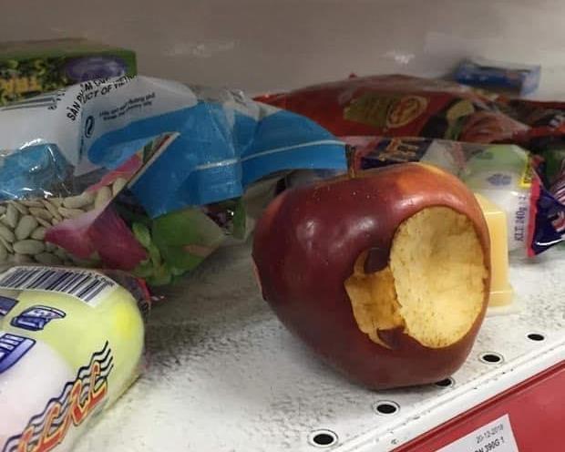 canh tuong kinh hai tai auchan: nguoi me de con dai tien ngay giua sieu thi roi bo di - 3