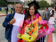 Giải trí - Con gái lớn tài giỏi của Hồng Vân tốt nghiệp ở Mỹ, biểu cảm của bố dượng gây chú ý