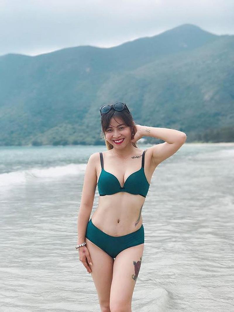 Một trong những set đồ bikini gây tiếng vang mạnh mẽ nhất cho nữ MC Hoàng Linh là đây, thiết kế tinh giản nhưng tôn dáng ở mọi góc độ với màu xanh ngọc lục bảo thời thượng. 
