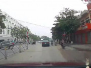 Clip Eva - Lạng lách trên đường, nữ tài xế ô tô 'đốn ngã' 2 người đi xe máy