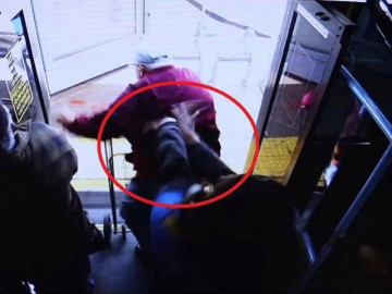 Xô ngã cụ ông từ xe bus xuống đường, người phụ nữ bị khởi tố tội danh giết người