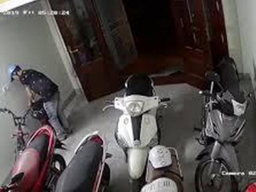 Thanh niên táo tợn phá cửa vào nhà dân trộm xe đạp điện