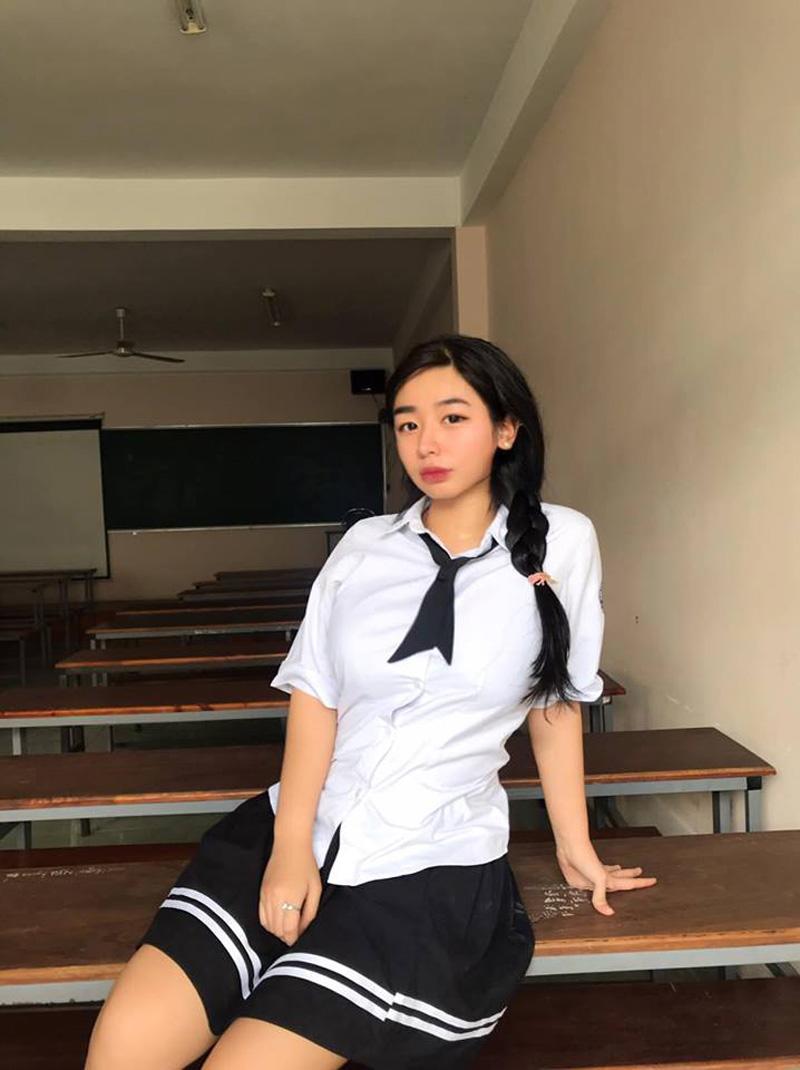 Không chỉ áo dài mà ngay cả khi diện đồng phục thì Thiên Di cũng cho thấy được vòng một đồ sộ luôn hiện hữu. Cô nàng còn thắt tóc rất điệu đà để trở nên ngọt ngào hơn khi đi học. 
