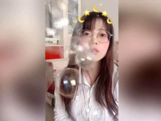 Hot girl thổi bóng Trung Quốc đang gây sốt mạng xã hội