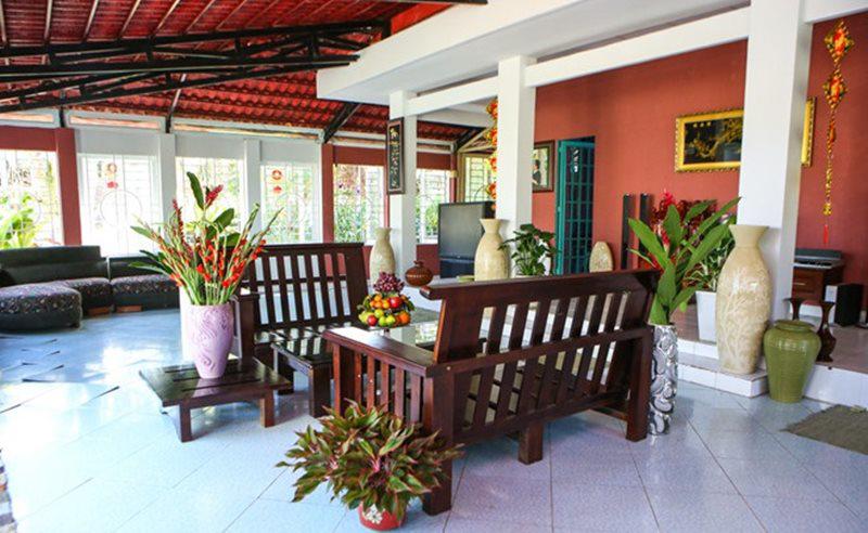 Ngôi nhà lúc đầu chỉ là căn nhà lá ba gian nhưng Phi Hùng đã "biến" nó thành hiện đại, bên trong được trang trí như kiểu nhà nhiệt đới truyền thống.
