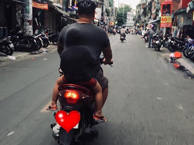 Cặp cha con đang gây sốt mạng vì hành động cực kì dễ thương khi trời mưa