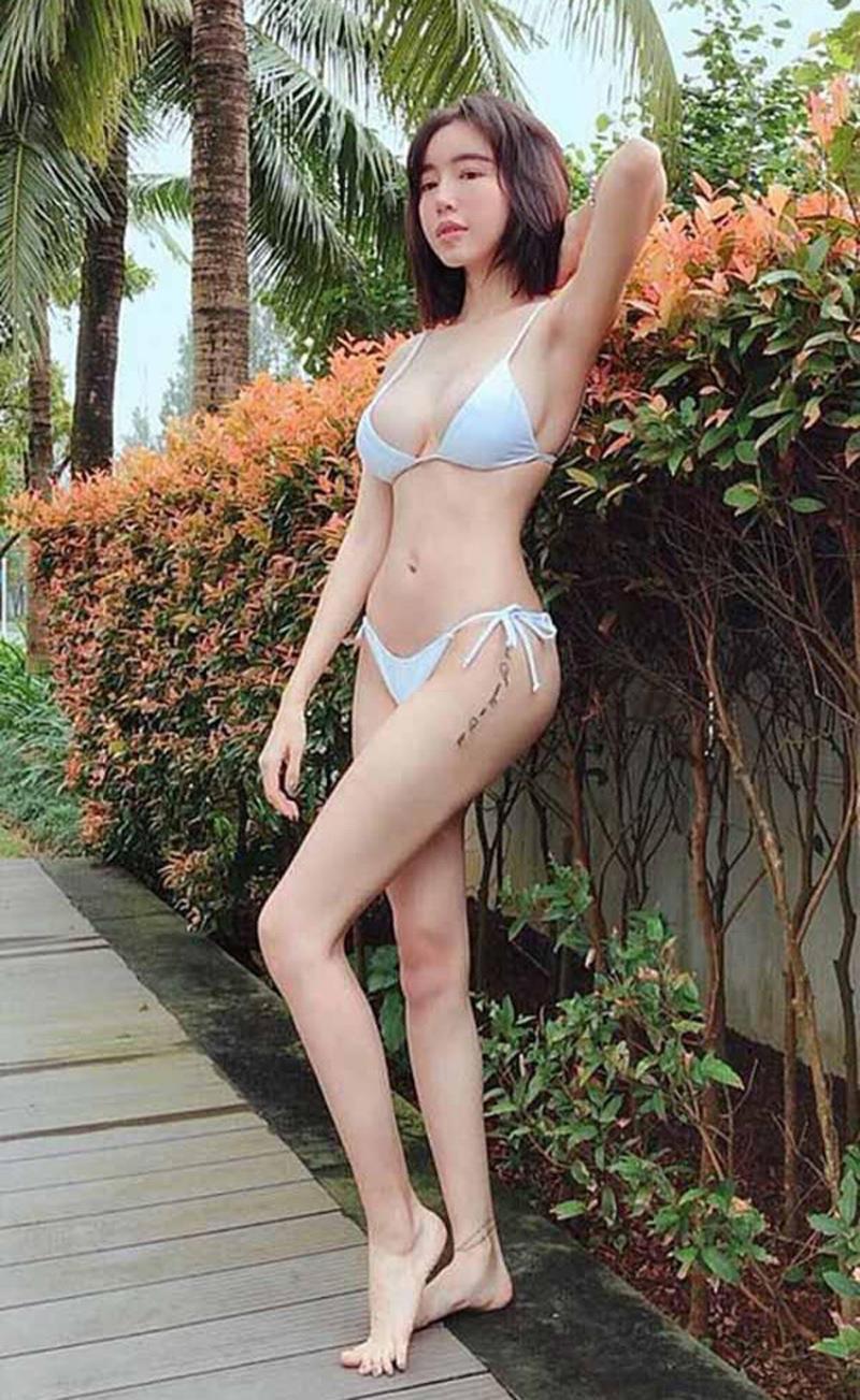 Sở hữu thân hình quả táo nóng bỏng, dù đã trải qua 2 lần sinh nở nhưng mỗi lần diện bikini Elly Trần khiến dân tình chao đảo.
