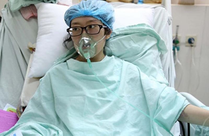 Câu chuyện về nữ thiếu úy Đậu Thị Huyền Trâm từ chối điều trị ung thư để sinh con cũng từng khiến triệu người rơi nước mắt. 
