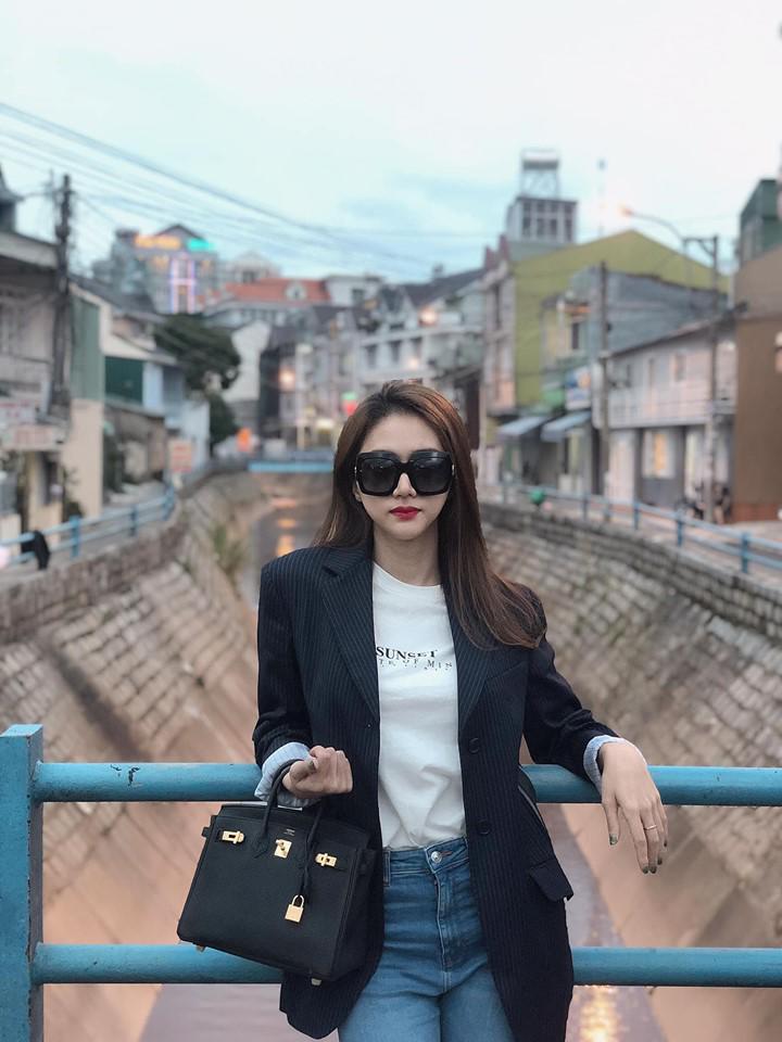 Mặc đồ cũ hoài cũng chán, Hương Giang vừa tậu luôn chiếc túi xách nửa tỷ đồng - 1