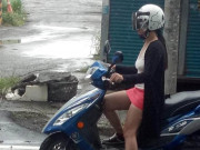 Tin tức - Đi dưới trời mưa không mặc áo mưa, cô gái nổi như cồn vì chiếc áo 'lộ hàng'