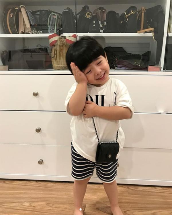 Nói chẳng ngoa, các cô chú cũng phải xách dép chạy theo phong cách của 5 nhóc tì này - 2