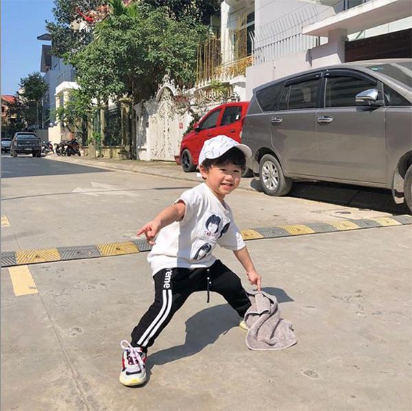 Nói chẳng ngoa, các cô chú cũng phải xách dép chạy theo phong cách của 5 nhóc tì này - 6