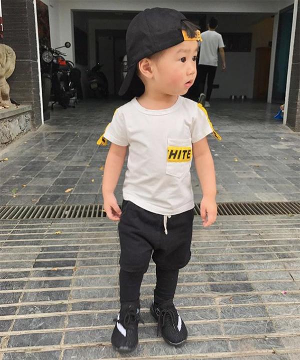 Nói chẳng ngoa, các cô chú cũng phải xách dép chạy theo phong cách của 5 nhóc tì này - 5