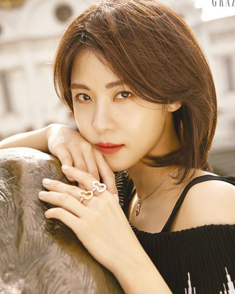 Để tôn vinh tối đa vẻ đẹp tự nhiên của nhan sắc, người đẹp U50 thường chọn lối makeup nhẹ nhàng, không tô vẽ lớp nền trong vắt, căng mịn và hơi bóng. Dù đơn giản là vậy, mấy ai tin được rằng, năm nay Ha Ji Won đã bước sang tuổi 41.
