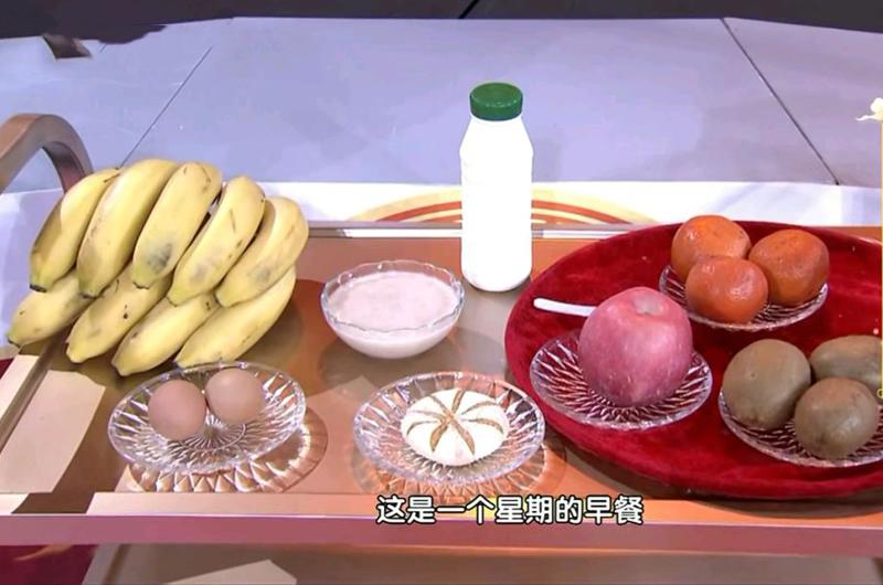 Bữa sáng của bác sĩ Chen Yuyun thường gồm sữa, ngũ cốc, đồ ăn nhẹ, trái cây và hai quả trứng mỗi tuần. Đặc biệt ưu tiên bữa sáng thường có hoa quả.
