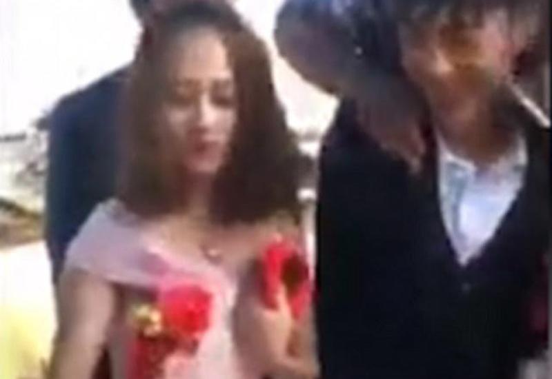 Theo đoạn clip được tài khoản có tên Zui Huo Huo Ge đăng lên Weibo, một cô phù dâu người Trung Quốc nhận nhiệm vụ cầm phong bì đám cưới. Tuy nhiên, cô không dùng tay nhận như bình thường mà lại để khách nhét phong bì vào ngực mình.

