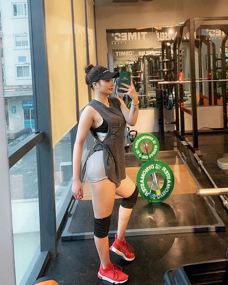 Người đẹp thường dành thời gian từ 4-5 buổi một tuần cho việc tập luyện tại phòng gym. Trong những ngày nghỉ, hotgirl vẫn tới phòng gym để vận động nhẹ nhằm giải phóng nguồn năng lượng dư thừa trong cơ thể.
