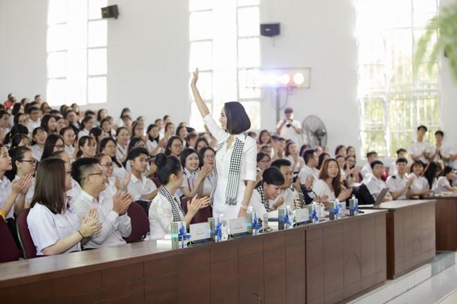 Hoa hậu Ngọc Diễm tiết lộ từng là mọt sách ở thư viện thời đại học - 8