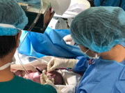 Bà bầu - Cưới 5 năm mới có bầu, mẹ hốt hoảng khi bác sĩ báo cả 2 con lây bệnh truyền nhiễm