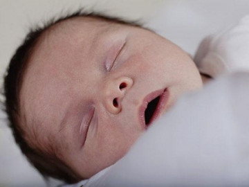 Trẻ sơ sinh thở khò khè mẹ phải làm sao?