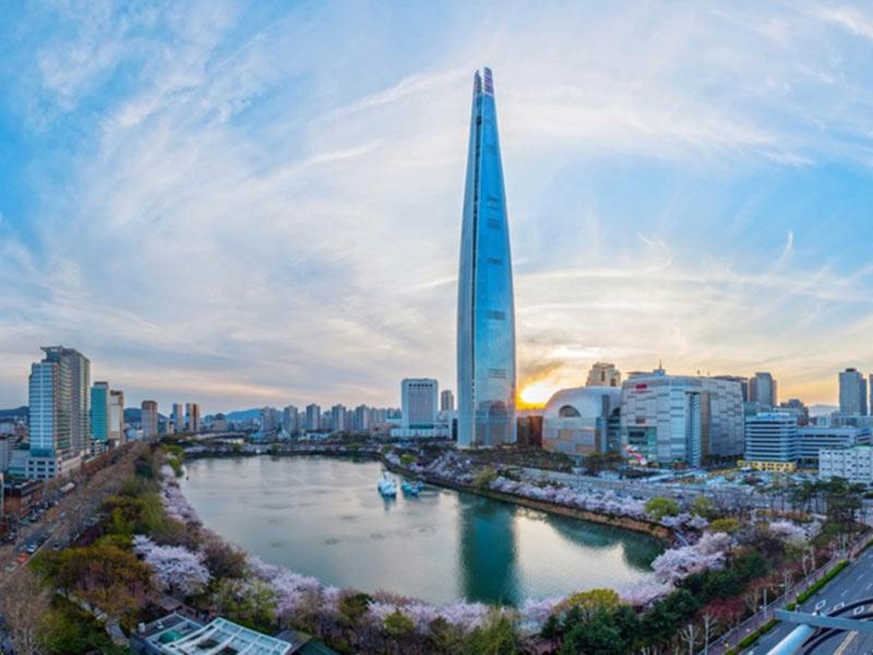 Sau hôn lễ, Clara và chồng chuyển đến sống ở tòa tháp cao nhất Hàn Quốc - Lotte World. Tòa tháp này có 123 tầng với 555 m, cao nhất Hàn Quốc và thứ 5 thế giới. 

