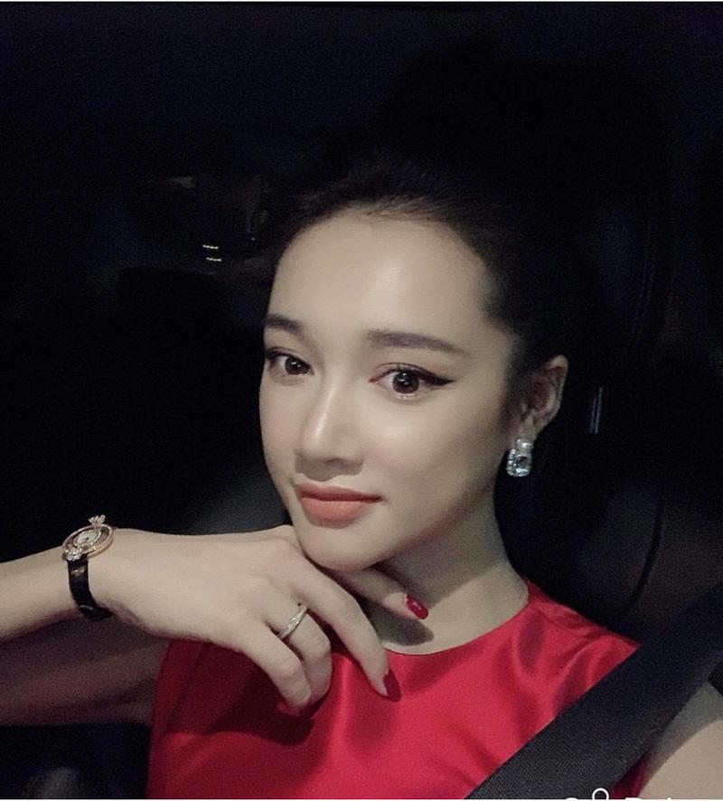 Trường Giang khoe vợ Nhã Phương đẹp, không ngờ lại để lộ món trang sức đắt giá này - 2