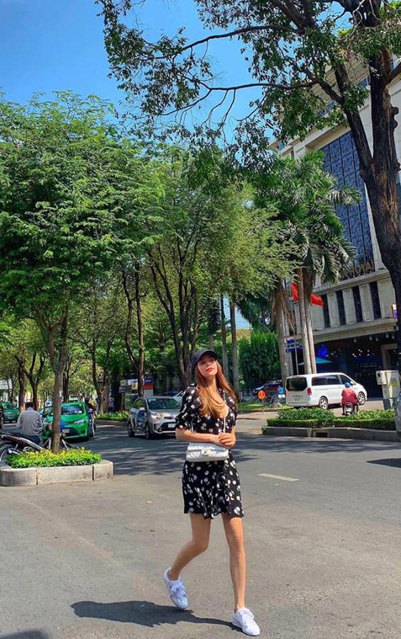 Đôi lúc một chiếc váy hoa xinh xắn có giá bình dân vẫn khiến cho mỹ nhân hàng đầu làng giải trí Việt nổi bần bật trên phố. Cô thường xuyên mix váy với giày sneaker để mang đến hình ảnh trẻ trung, năng động. 
