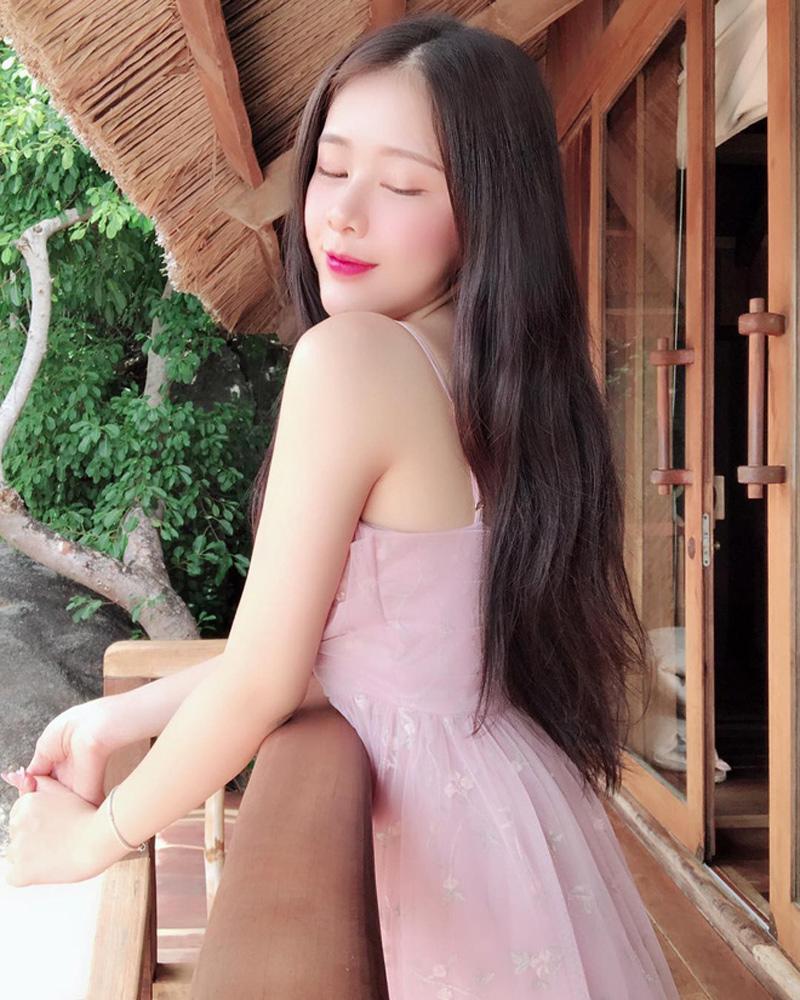 Tuy sở hữu body bốc lửa nhưng Kalli Nguyễn có phong cách thời trang đời thường khán ngọt ngào và nữ tính, đúng chuẩn những nàng tiểu thư đài cát. Chiếc váy hồng mong manh này là một ví dụ điển hình. 
