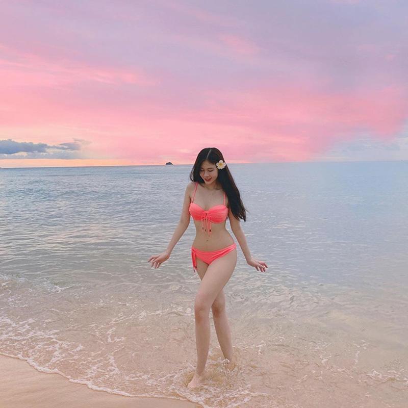 Khoe ảnh diện bikini bốc lửa, Kalli Nguyễn khiến dân mạng ngạc nhiên với hình thể đẹp như tạc tượng. Set đồ bikini 2 mảnh tôn lên toàn bộ lợi thế hình thể cùng làn da khoẻ khoắn của cô. 
