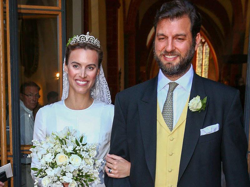 Vào ngày 1/6, Hoàng tử nước Đức Casimir Sayn-Wittgenstein-Sayn, 41 tuổi, vừa kết hôn với cô dâu Alana Camille Bunte, 29 tuổi tại một lâu đài cổ kính có từ thế kỷ 12 ở Bendorf, Đức. 


