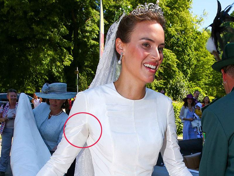 Trong ngày trọng đại, cô dâu người Mỹ lại bị soi khoảnh khắc mồ hôi loang ở nách áo "kém duyên".
