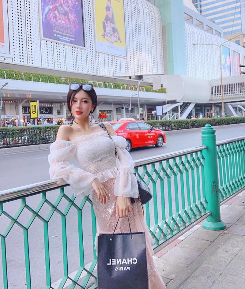 Váy voan trễ vai kết hợp cúp ngực được Kalli Nguyễn chọn để diện trong những chuyến du lịch nước ngoài, dù đi mua sắm thôi mà cô nàng cũng rất chỉn chu cho phong cách thời trang của mình.
