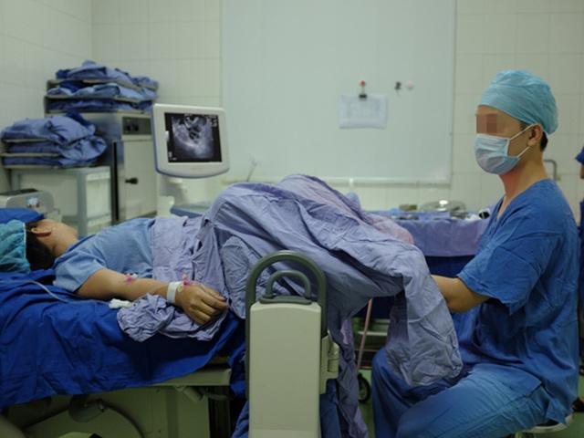 Thai phụ mới đẻ chưa đầy 1 tiếng, bác sĩ sờ vùng kín giật mình thấy thứ động đậy